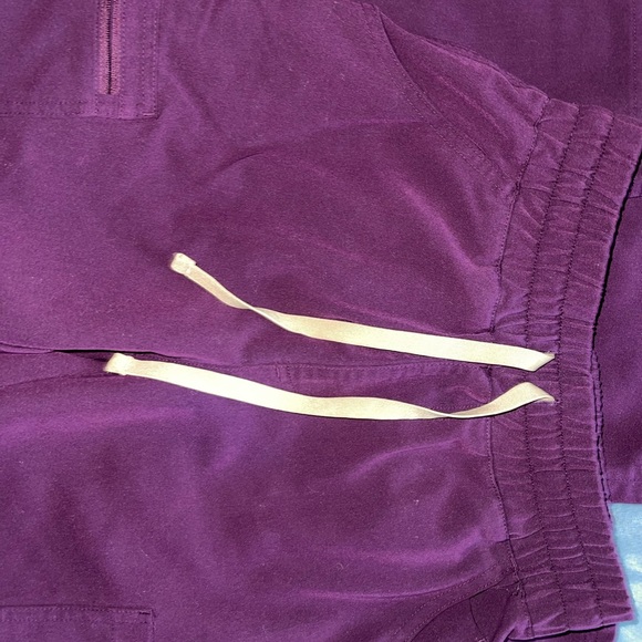 Figs Scrubs bundle *comes with top and bottom* - Picture 2 of 4